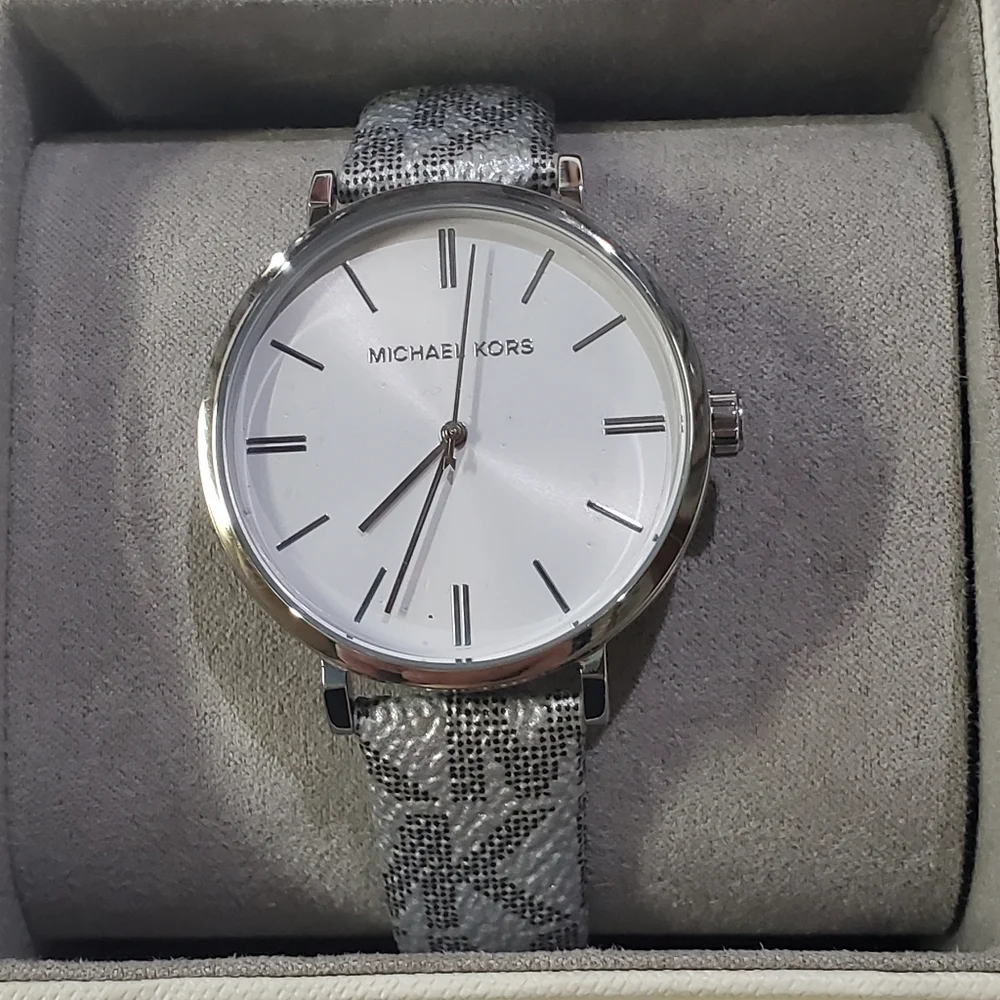 Michael Kors Women's Addyson White Dial Watch - Picture 2 of 9